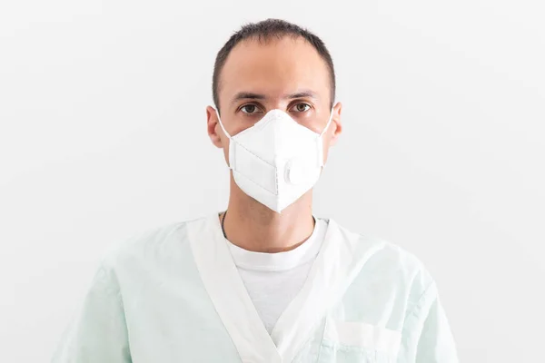 Arzt Trägt Schutzmaske Und Handschuhe Isoliert — Stockfoto