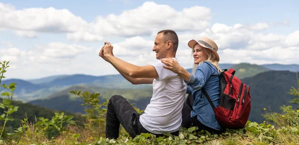 Beautiful Young Couple Enjoying Nature Mountain — Fotografia de Stock