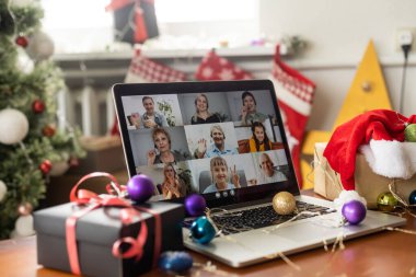 Sanal Noel ağacı toplantı ekibi telgraf çekiyor. Aile video konferansı. Laptop webcam ekran görüntüsü. Takım toplantısı ev ofislerinden yapılacak. Mutlu saatler partisi çevrimiçi kadın takımı çeşitliliği