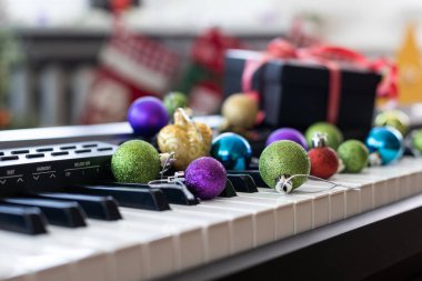Bir müzik sentezleyicisi üzerine yeni yıl kompozisyonu. Bir çelengin ışıkları. Mutlu Noeller tebrik kartı. Mutlu yıllar..