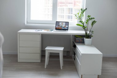 Evde eğitim ya da e-öğrenim kavramı, dizüstü bilgisayar sohbeti.