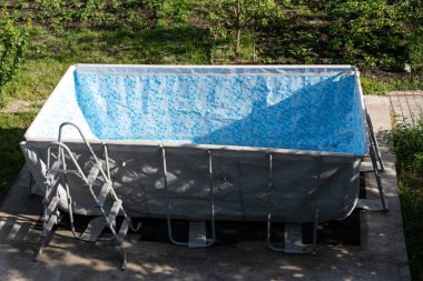 Bahçedeki boş havuz