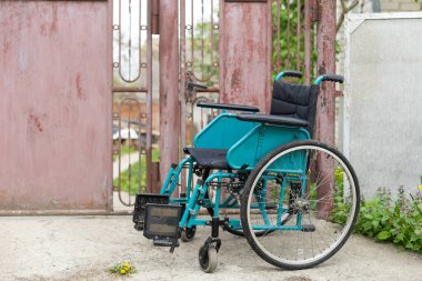 Evin yakınına park edilmiş boş tekerlekli sandalye..