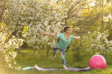 Çocuk jimnastik yapıyor. Spor, öğrenme, spor, esneme.