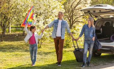 mutlu aile onların arabaya binmek için hazır