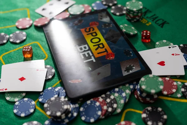 Smartphone Com Mesa Bolso Scree Cartas Baralho Fichas Mesa Poker — Fotografia de Stock