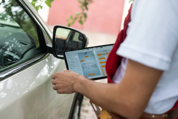 Zbliżenie Mechanik Samochodowy Pomocą Cyfrowego Tabletu — Zdjęcie stockowe