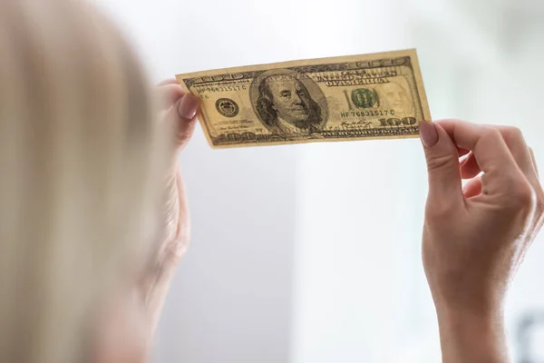 Elinde Dolar Banknotları Olan Bir Kadın Ona Yakından Bakıyor — Stok fotoğraf