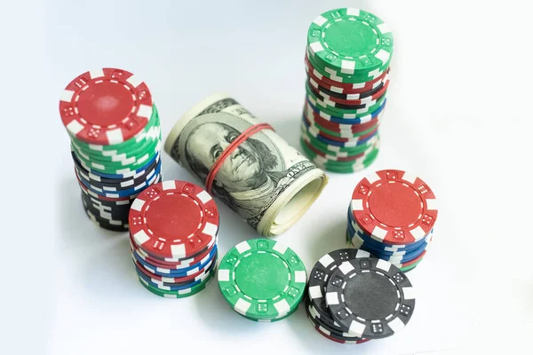 Stapels Poker Chips Met Geld Witte Achtergrond Usd Valuta — Stockfoto