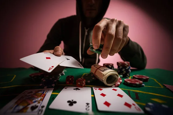 Άνθρωπος Παίζει Blackjack Στο Καζίνο — Φωτογραφία Αρχείου