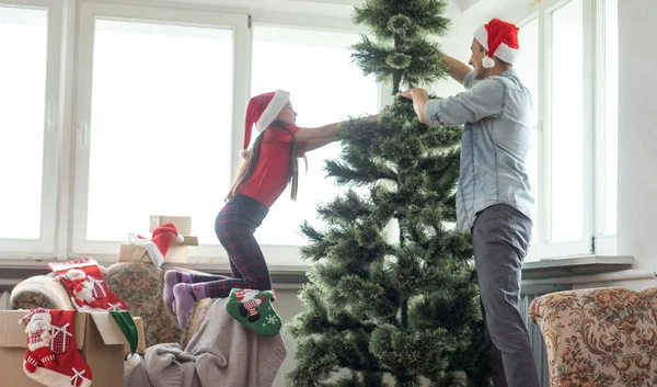Vater Und Tochter Installieren Einen Künstlichen Weihnachtsbaum — Stockfoto