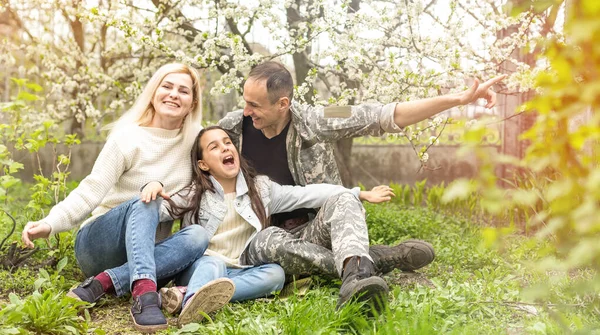 Soldado Vai Encontrar Com Sua Família Livre Feliz Reunião Pai — Fotografia de Stock