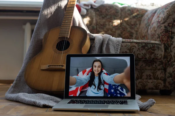 自宅でオンラインでギターのレッスンを受けている女の子 — ストック写真