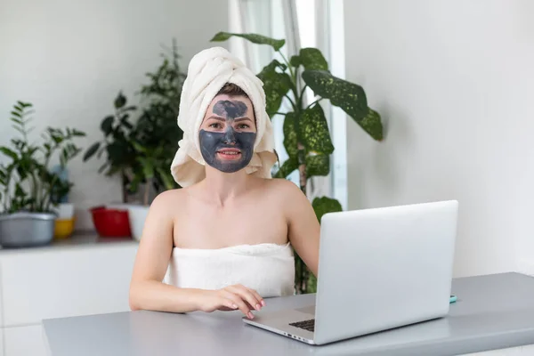 Ongelooflijk Mooi Meisje Thuis Pyjama Maakte Een Cosmetisch Masker Werkt — Stockfoto