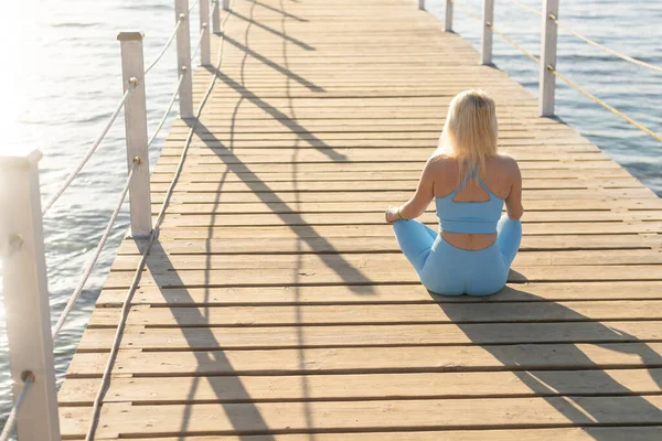 Donna Che Esercita Sul Pontone Vicino Mare — Foto Stock