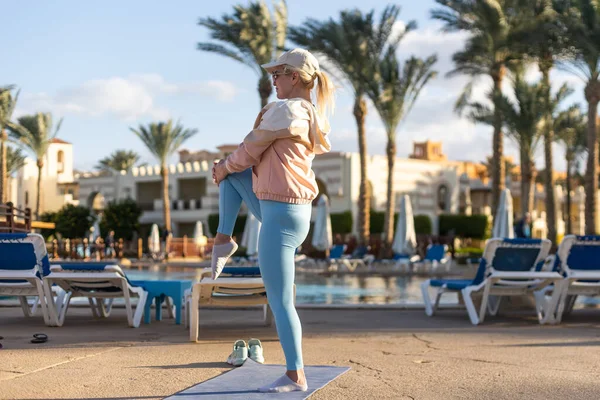 Atleta Forma Donna Che Esercizi Stretching All Aperto Giardino Tropicale — Foto Stock