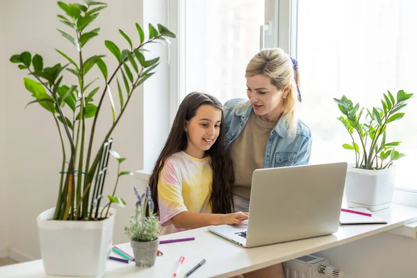 Mulher Bonita Sua Filhinha Fofa Estão Usando Laptop Casa Desfrutando — Fotografia de Stock