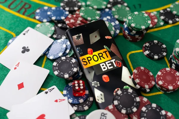 Conceito Poker Online Smartphone Fichas Poker Fundo Verde Poker Banner — Fotografia de Stock