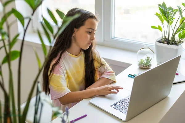 Opgewonden Tiener Meisje Zitten Woonkamer Met Laptop Tijdens Webinar Thuis — Stockfoto