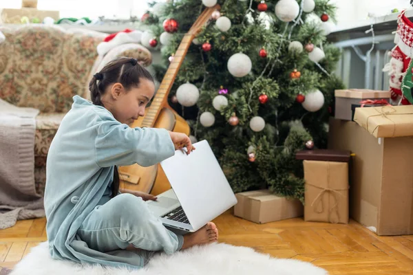 크리스마스 아이들의 크리스마스 노트북 컴퓨터를 가지고 여학생 — 스톡 사진
