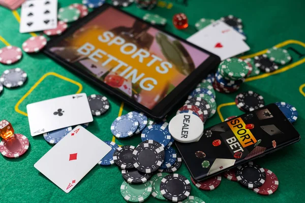 Smartphone Com Mesa Bolso Scree Cartas Baralho Fichas Mesa Poker — Fotografia de Stock