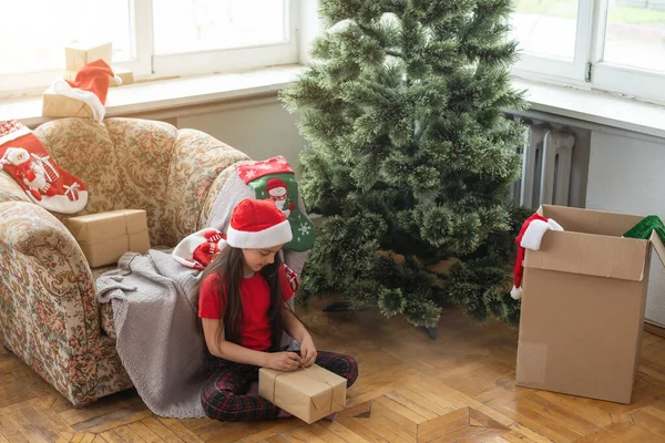 幸せな小さな笑顔女の子とともにクリスマスギフトボックス — ストック写真