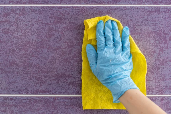 Werknemer Hand Beschermende Handschoen Rubber Met Microvezel Doek Afvegen Muur — Stockfoto