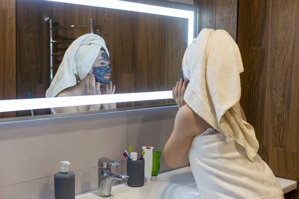 Piękna Biała Kobieta Ręcznikiem Włosach Nakłada Maskę Twarz Dbanie Piękno — Zdjęcie stockowe
