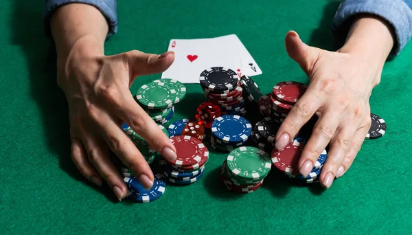 Woman Hand Green Poker Table Chips — Fotografia de Stock