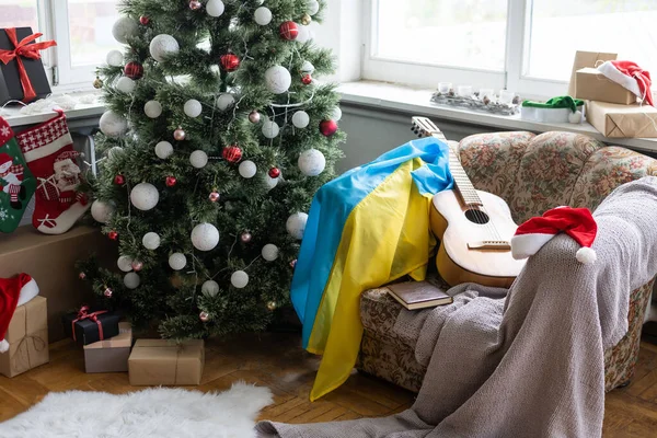 Noel Ağacının Arka Planında Ukrayna Bayrağı Hediye Kutusu — Stok fotoğraf