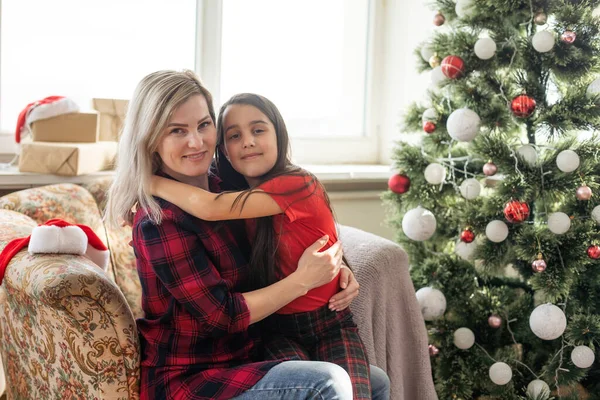 Bela Mãe Filha Sentadas Por Árvore Natal Bem Decorada Divertindo — Fotografia de Stock