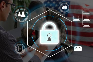 Sanal yaratıcı kilit sembolü ve ABD bayrağı ve günbatımı gökyüzü arka planında mikro devre çizimi. Koruma ve güvenlik duvarı konsepti. Çoklu pozlama