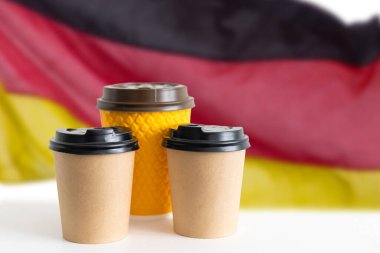 Tablette Almanya bayrağı, ders kitapları, sıcak içecek kahvesi ya da masada çay..