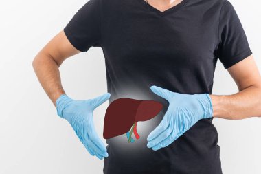 Beyaz arka planda karaciğer ağrısı çeken bir adam.