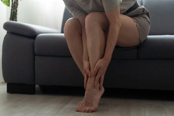 Woman Holding Her Leg — Fotografia de Stock