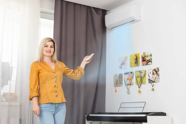 Climatiseur Intérieur Pièce Avec Télécommande Femme Climatiseur Avec Télécommande — Photo