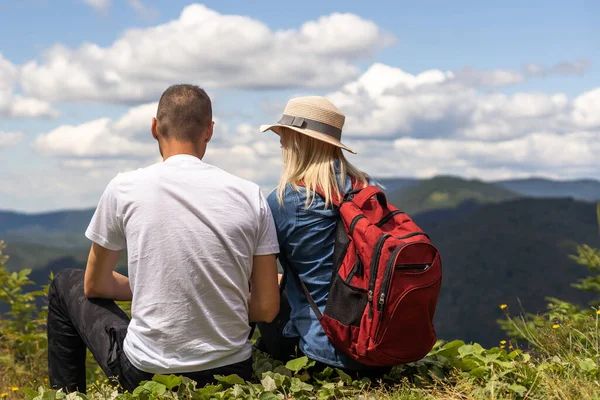 Couple Travelers Man Woman Sitting Relaxing Mountains View Love Travel — Φωτογραφία Αρχείου