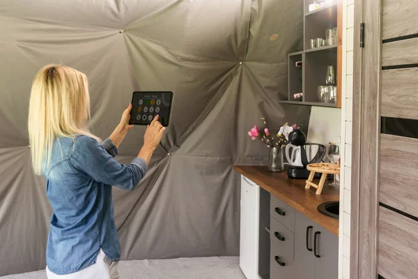Ręce Trzymając Inteligentny Tablet Aplikacją Inteligentny Dom Domu Salon Jako — Zdjęcie stockowe