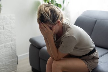 Depresif üzgün üzgün genç kadın acı duygu istenmeyen gebelik ile sorunlu vurguladı, pişmanlık hata kürtaj, baş ağrısı veya uyuşturucu bağımlılığı olan, keder dramatik kötü sorun kavramı muzdarip