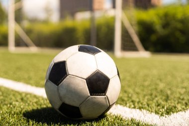 futbol çimlerde ve stadyumda.
