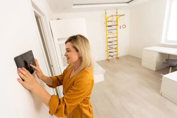 Žena Pomocí Smart Wall Home Control System — Stock fotografie