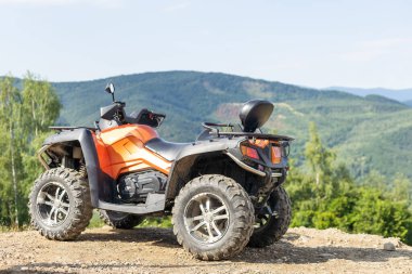 ATV Quad bisiklet dağ manzara önünde