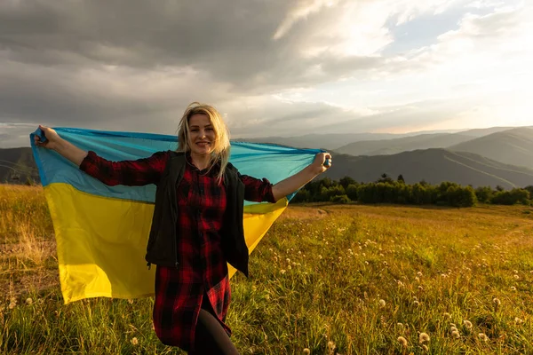 Schöne Junge Frau Mit Der Fahne Der Ukraine — Stockfoto