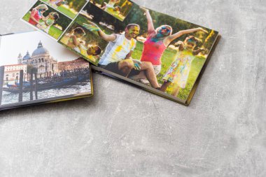 Aile fotoğrafı albümüne bakıyorum. Bellek Kitabı.