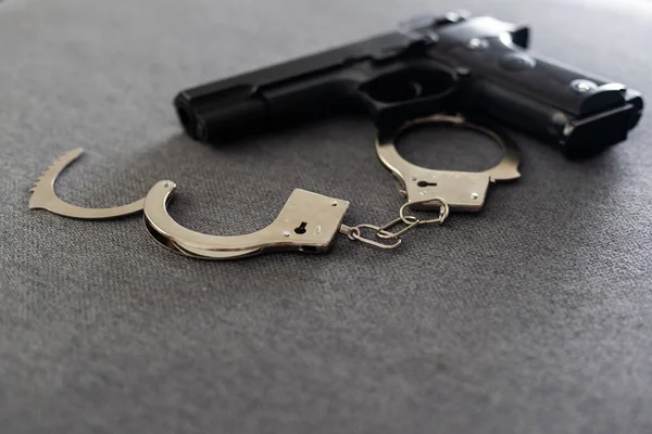 Gun Handcuffs Dark Background — Stock Photo, Image