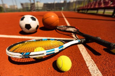 Spor aletleri, raketler, tenis topları futbol ve basketbol topları..