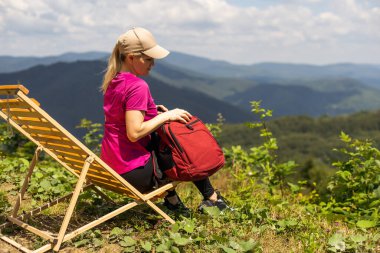 Yorgun bir kadın gün batımında hamakta dinleniyor..