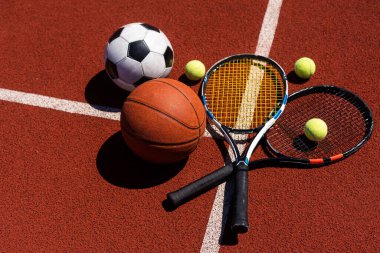 Spor oyunları ekipmanları - toplar, raketler - sahada