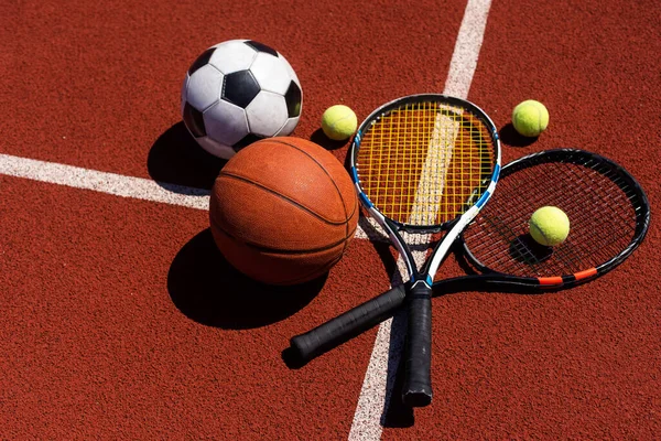 Spor oyunları ekipmanları - toplar, raketler - sahada