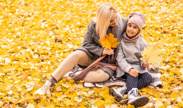 Mãe Filha Outono Parque Amarelo — Fotografia de Stock